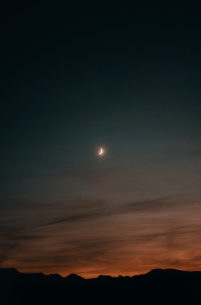 Fin croissant de lune dans un ciel bleu nuit sans nuages
