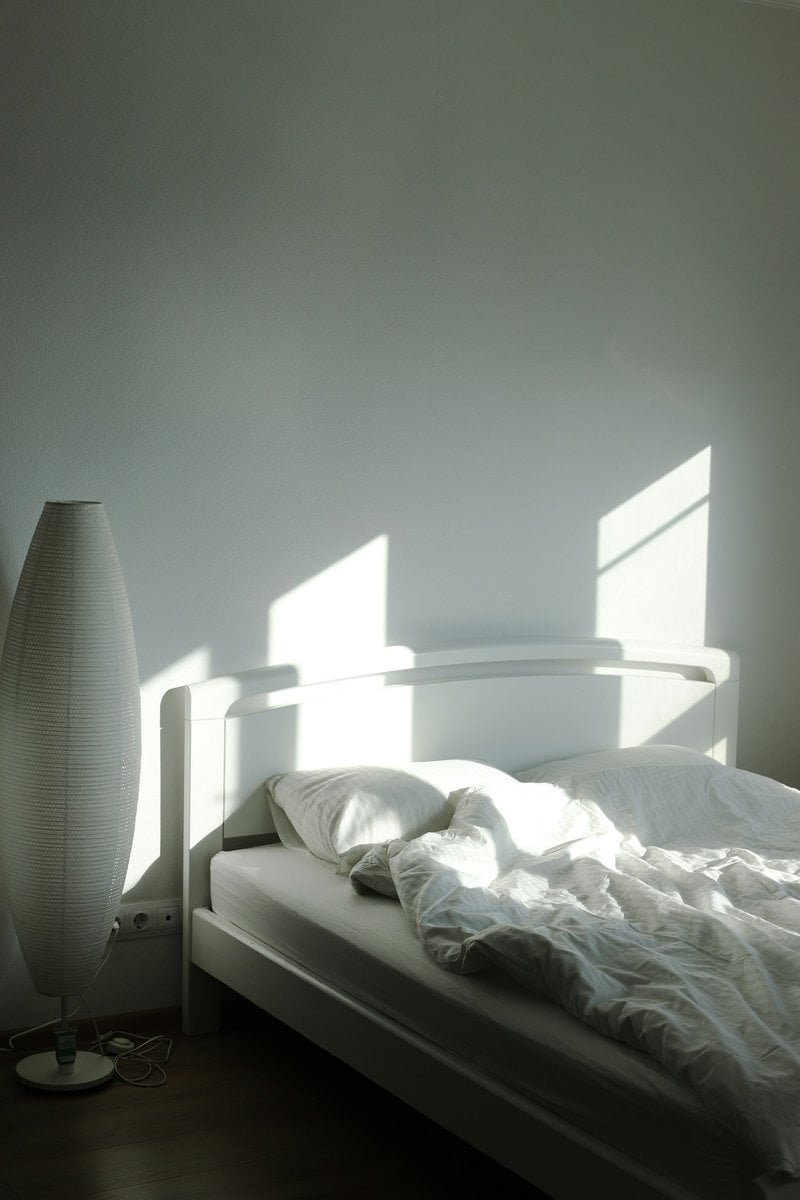 Lit défait dans la lumière rasante du matin