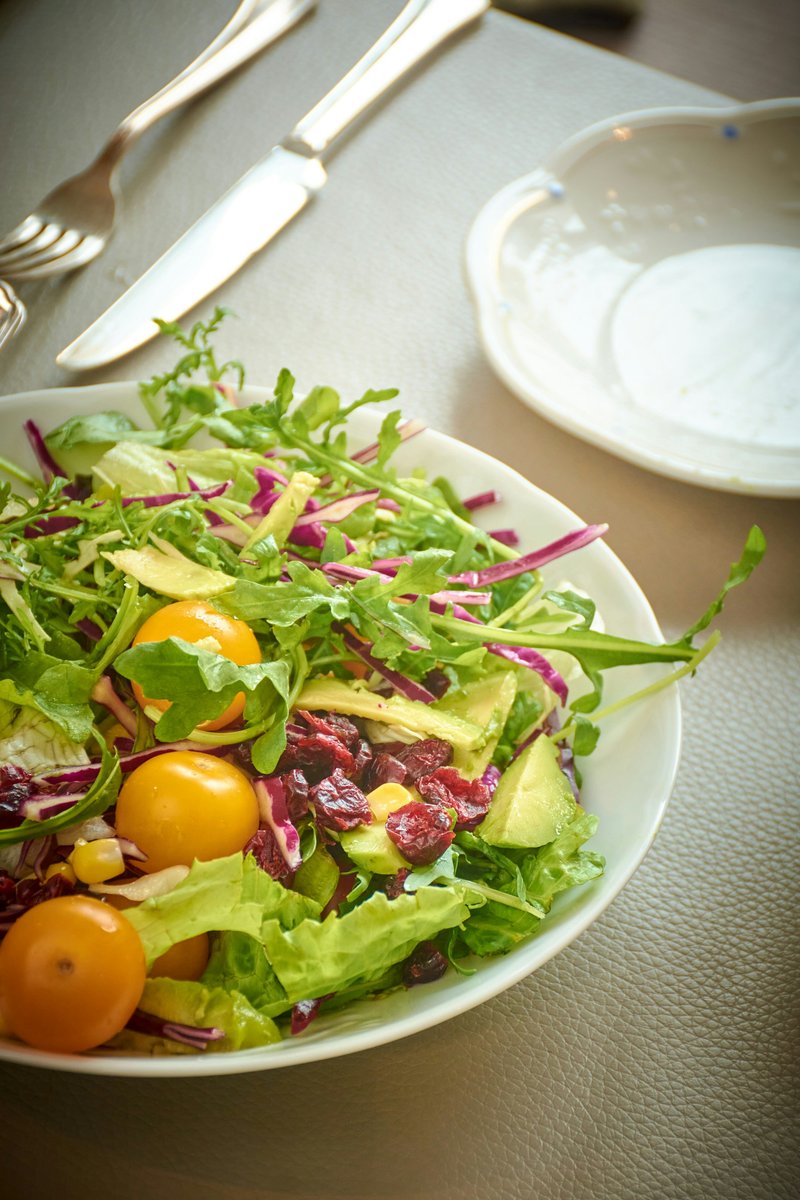 Saladier de crudités d'été aux couleurs vives sur une table