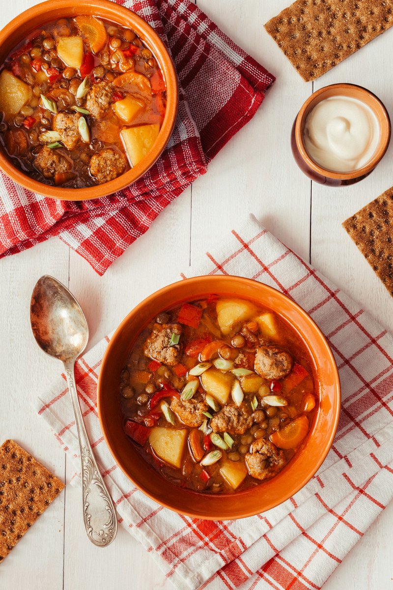 Soupe de lentilles et légumes, pain croustillant