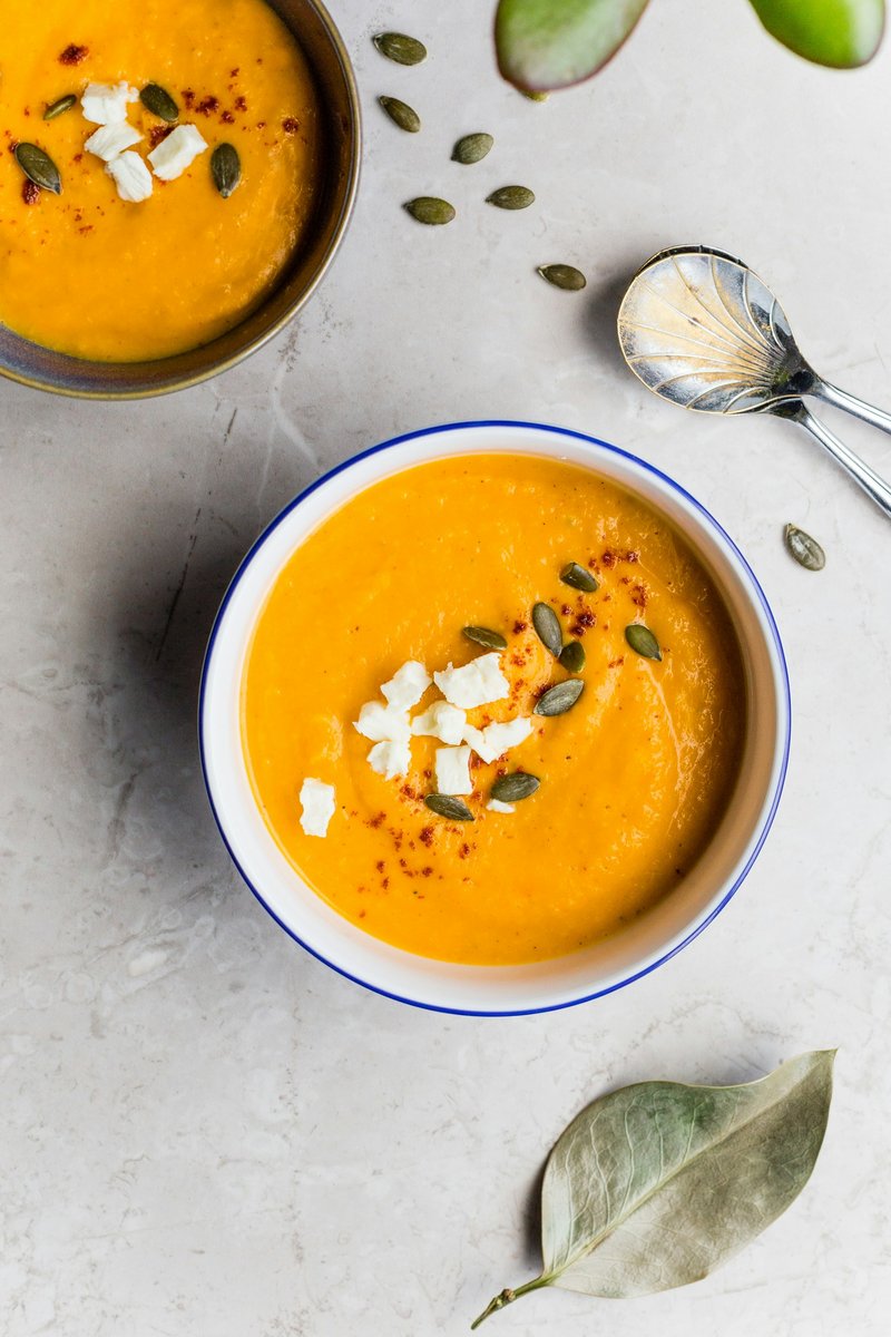 Bol de velouté de courge orangé avec un filet de crème